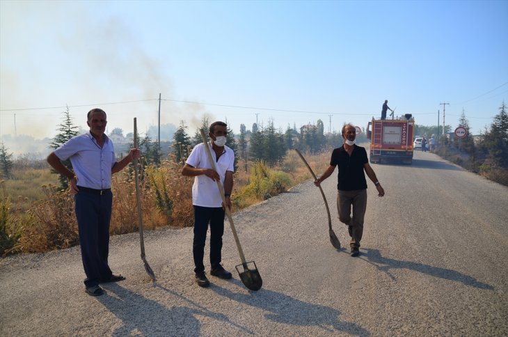 Konya'da otluk alanda çıkan yangının evlere sıçramaması için mahalleli seferber oldu