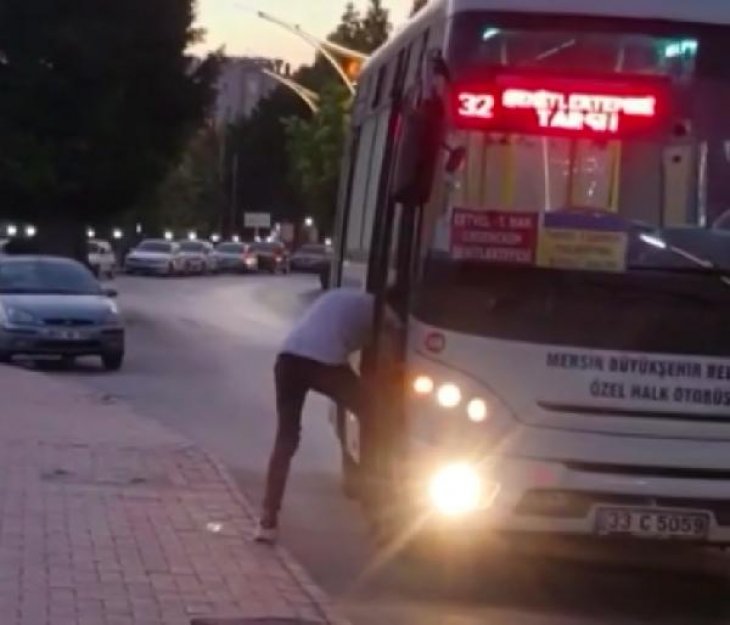 Sosyal medya çılgınlığı! Durdurduğu otobüsün basamağında ayakkabılarının bağcığını bağlayıp, yola yaya devam etti