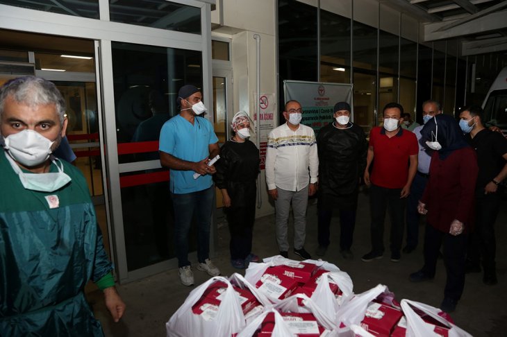 Başkan Kavuş'tan sağlık çalışanlarına moral ziyareti