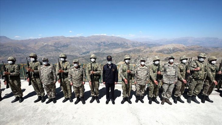 Milli Savunma Bakanı Akar ve komutanlar sınır birliklerini denetliyor