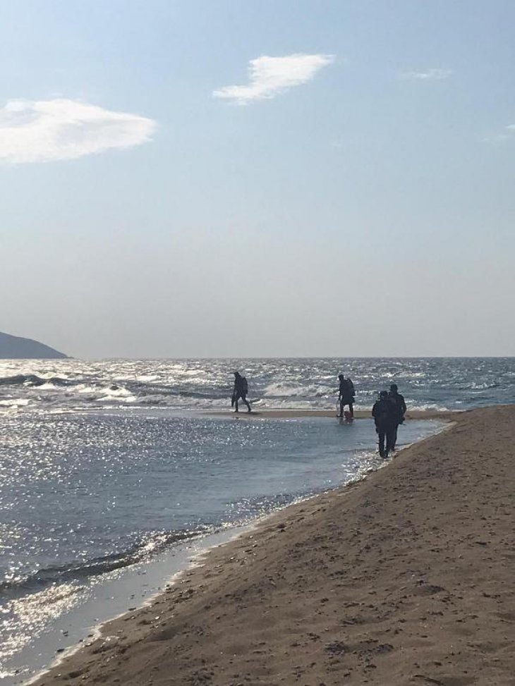 Fotoğraf çektirirken denize düşen iki gençten biri boğuldu, arkadaşı aranıyor