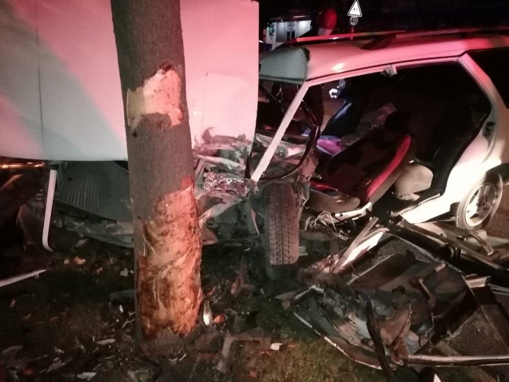 Konya’da otomobil ağaca çarptı: 2 yaralı