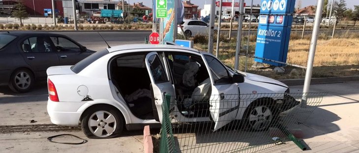 Konya'da yoldan çıkan otomobil akaryakıt istasyonuna daldı: 3 yaralı