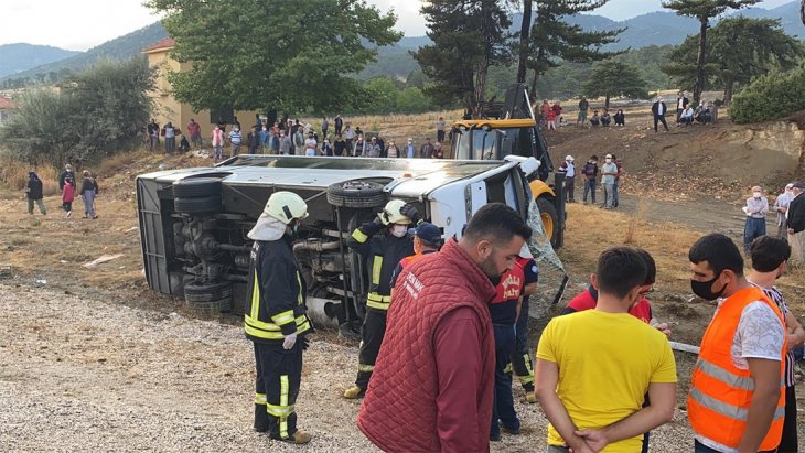 İşçileri taşıyan midibüs şarampole devrildi: 2 ölü, 15 yaralı