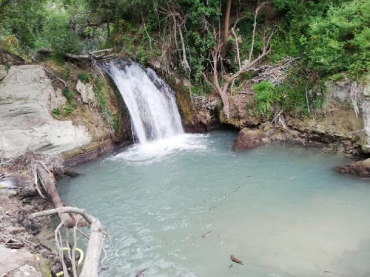 Serinlemek için şelaleye giren 2 çocuk boğuldu