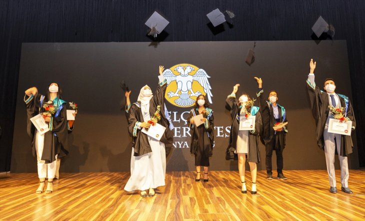 Selçuk Üniversitesinde sosyal mesafeli 45. yıl mezuniyeti