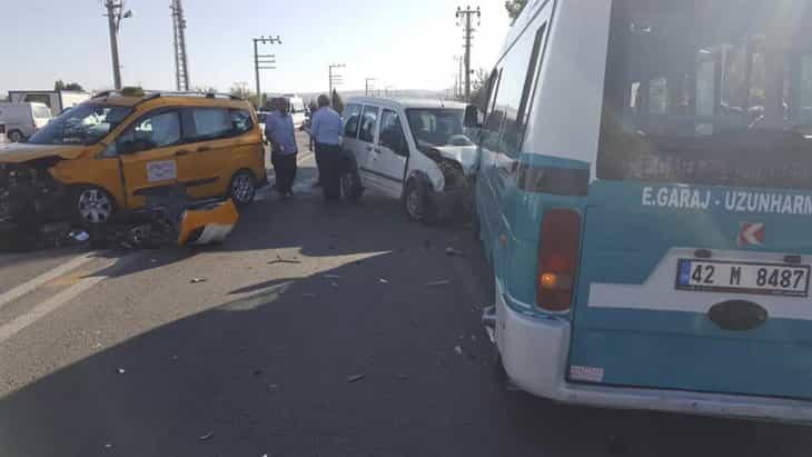 Konya’da zincirleme kaza! Araçlardan biri yolcu minibüsü…