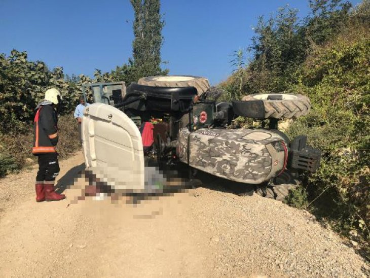 Traktör devrildi, altında kalan yaşlı çift hayatını kaybetti