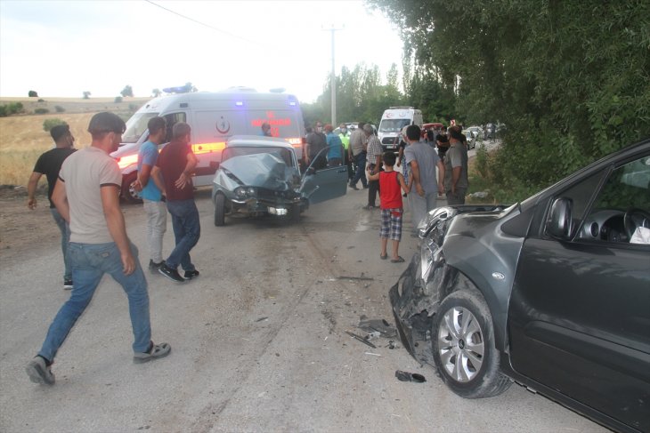 Konya'da otomobille hafif ticari araç çarpıştı: 3 yaralı