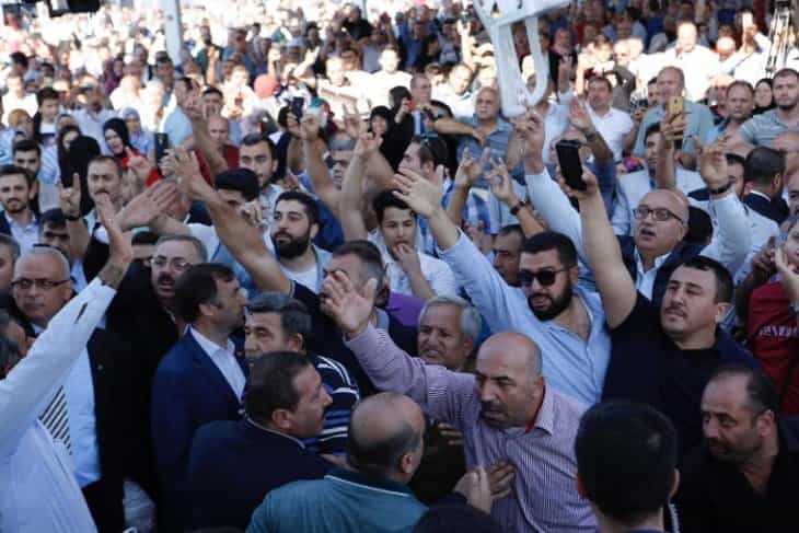 Sivaslı’lardan SP Lideri Karamollaoğlu’na protesto: “Hainler Dışarı”