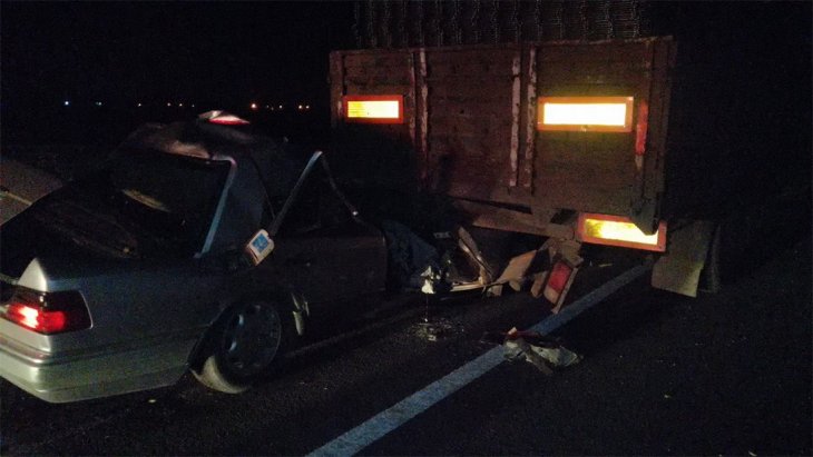 Feci kaza! Otomobil tıra arkadan çarpttı: 2 ölü,1 yaralı