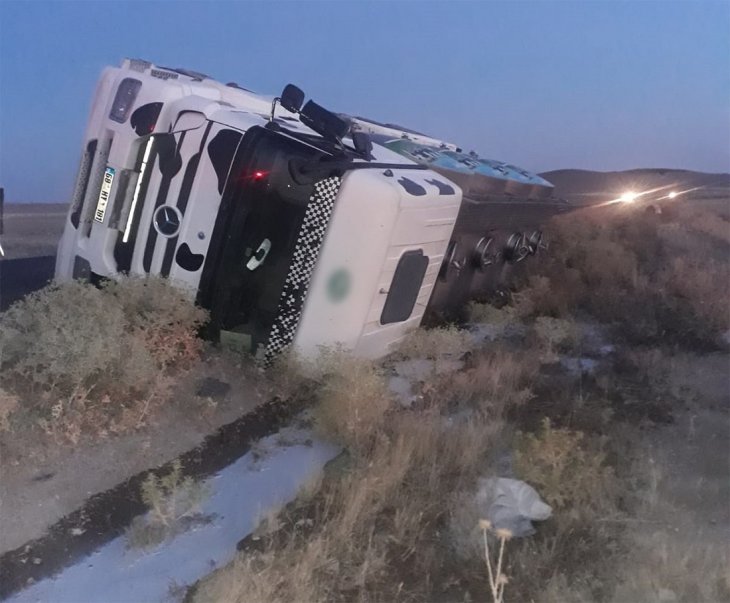 Konya'da kontrolden çıkan süt tankeri devrildi