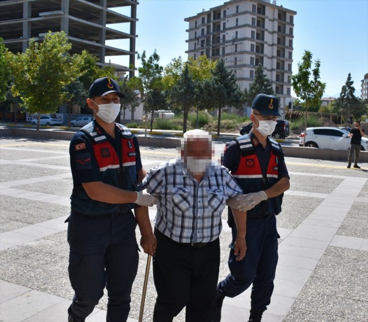 77 yaşındaki yaşlı adam tartıştığı eşini göğsünden vurdu