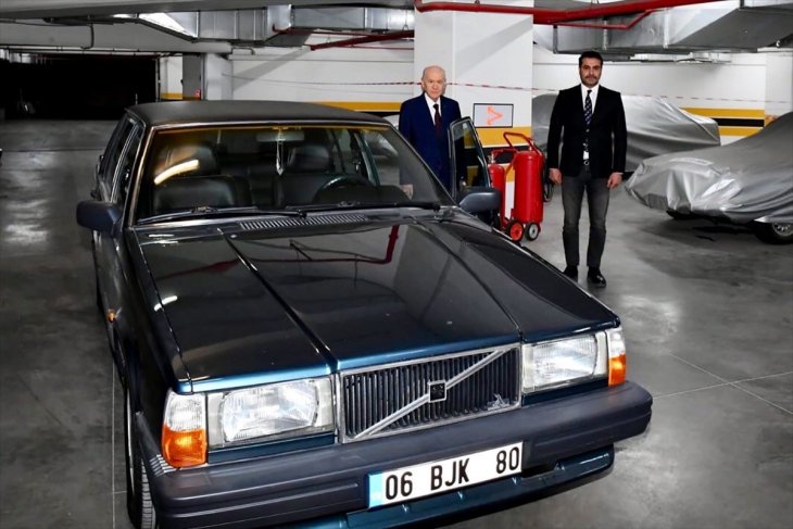 MHP Genel Başkanı Bahçeli, ''BJK'' plakalı aracını hediye etti