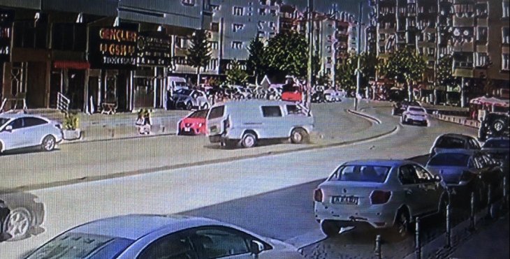 Konya’da sürücünün tansiyonu düşünce minibüs refüjdeki elektrik direğine çarptı