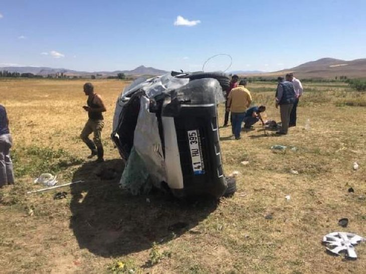 Minibüs tarlaya uçtu! Anne öldü, 3 çocuğu ve eşi yaralandı