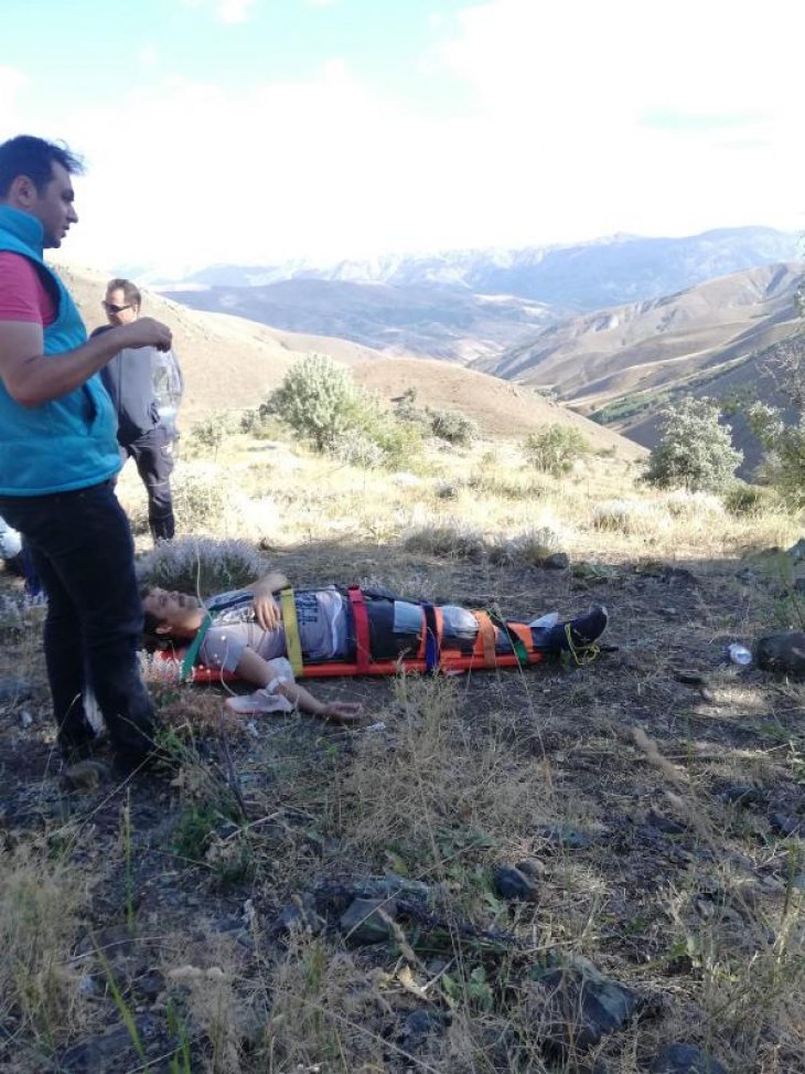 Veteriner dağlık alanda attan düşüp yaralandı, askeri helikopterle kurtarıldı