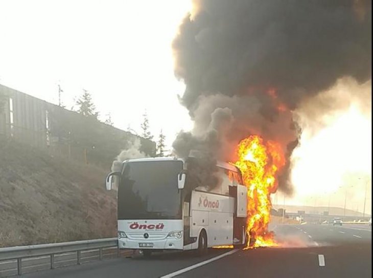 Otobüs cayır cayır yandı, yolcular son anda kurtuldu