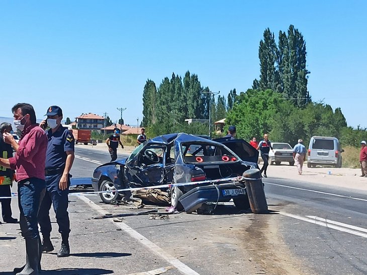 Feci kaza! Aracın hurdaya döndüğü kazada 2 kişi hayatını kaybetti