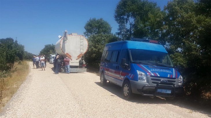 Arızasını kontrol etmek istediği tankerin altında can verdi