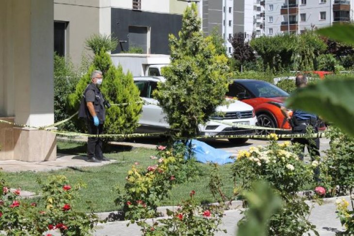 13'üncü kattan düşen genç hayatını kaybetti