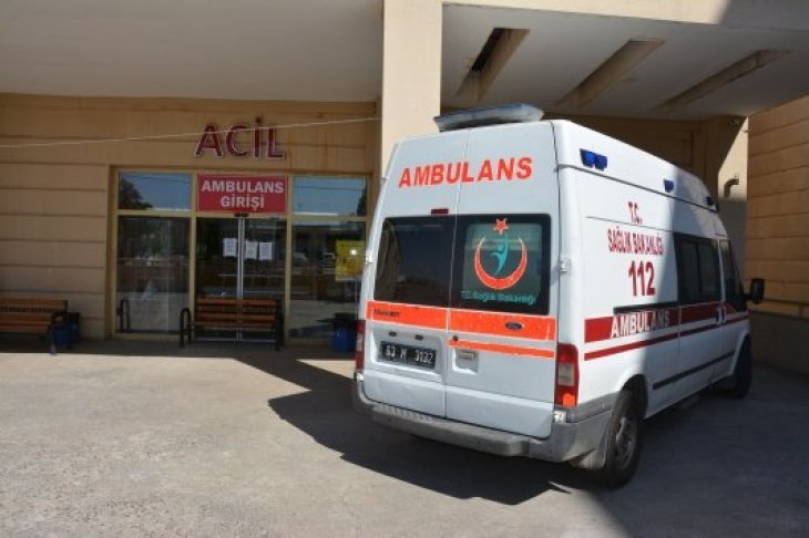 Devrilen iş makinesinin altında kalan 2 kişi öldü