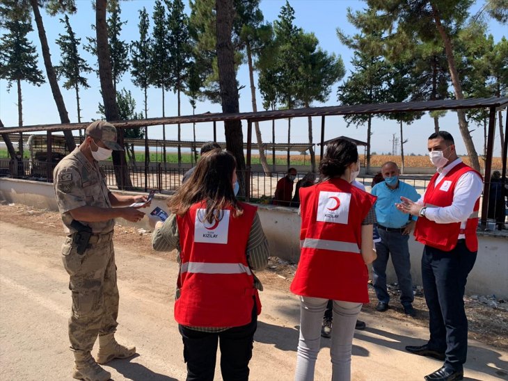 Karantinaya alınan mahalle sakinlerine hijyen kiti dağıtıldı