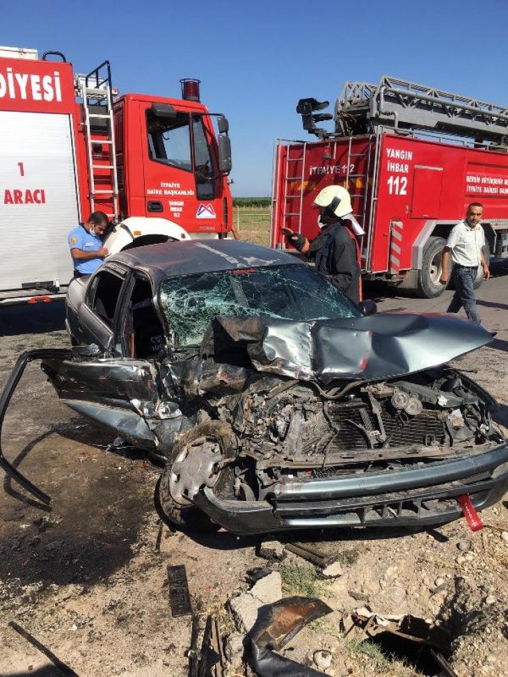 Kamyonetle çarpışan otomobil bu hale geldi, 2 yaralıyı itfaiye kurtardı