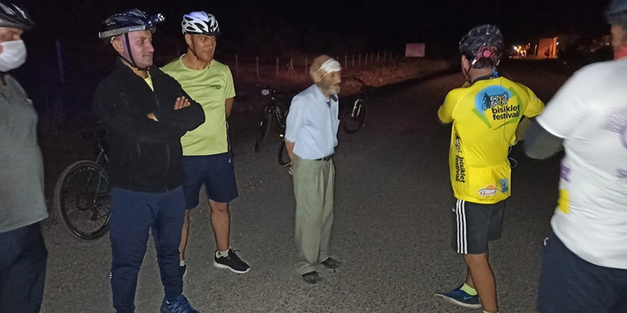 Konya’da yolunu kaybeden yaşlı adamı bisikletçiler ailesine teslim etti