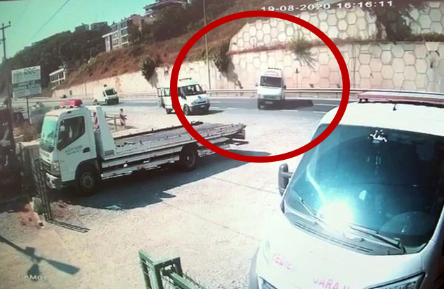 Lastiği patlayan minibüsün devrilmesi sonucu 1 kişi öldü, 8 kişi yaralandı!