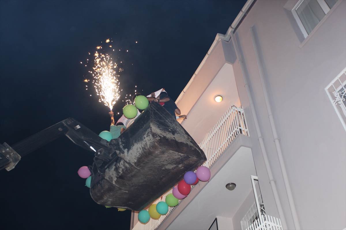 Bunu da gördük! Balkona iş makinesiyle çıkarak evlilik teklif etti