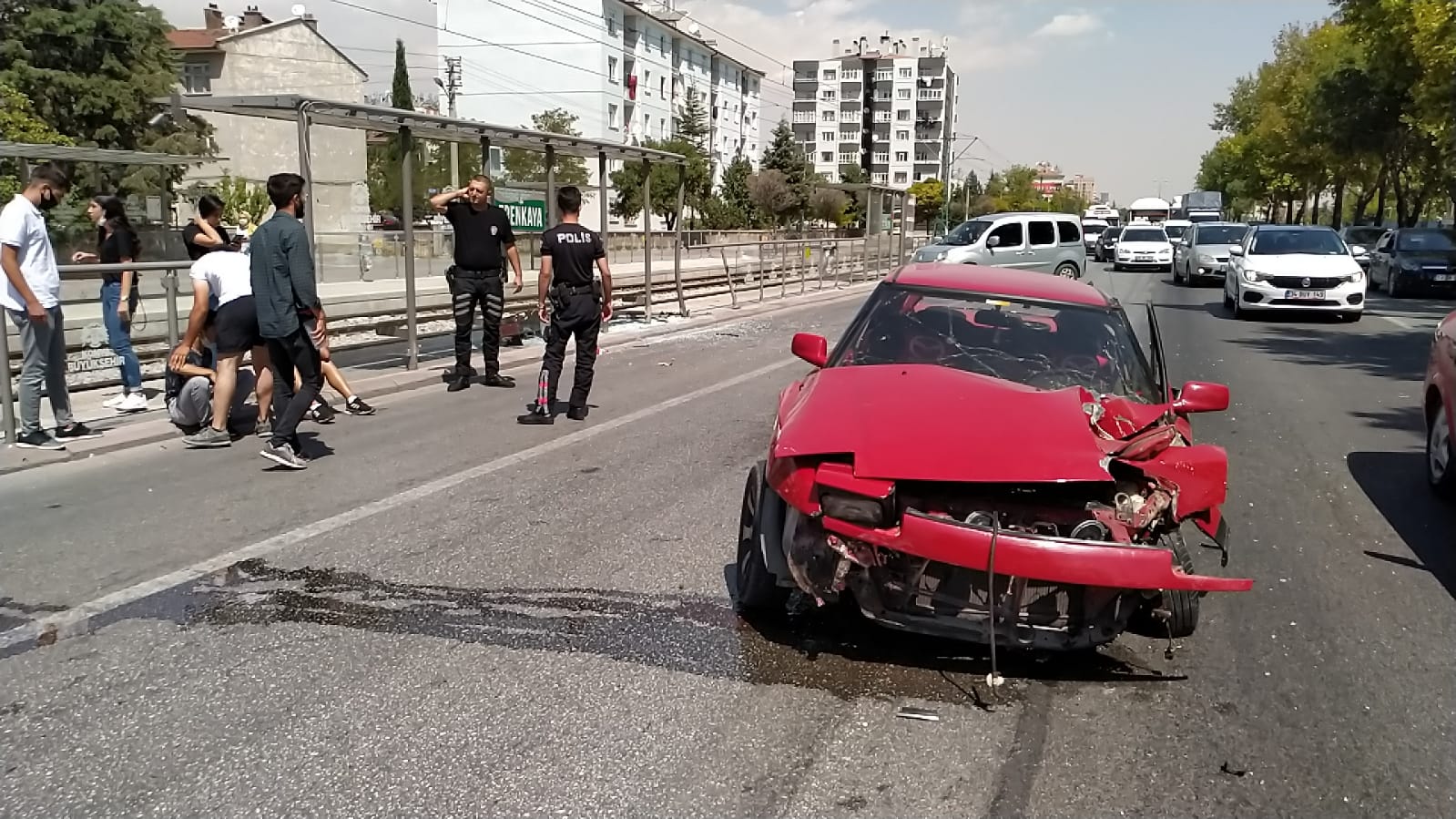 Konya’da otomobil tramvay durağına çarptı