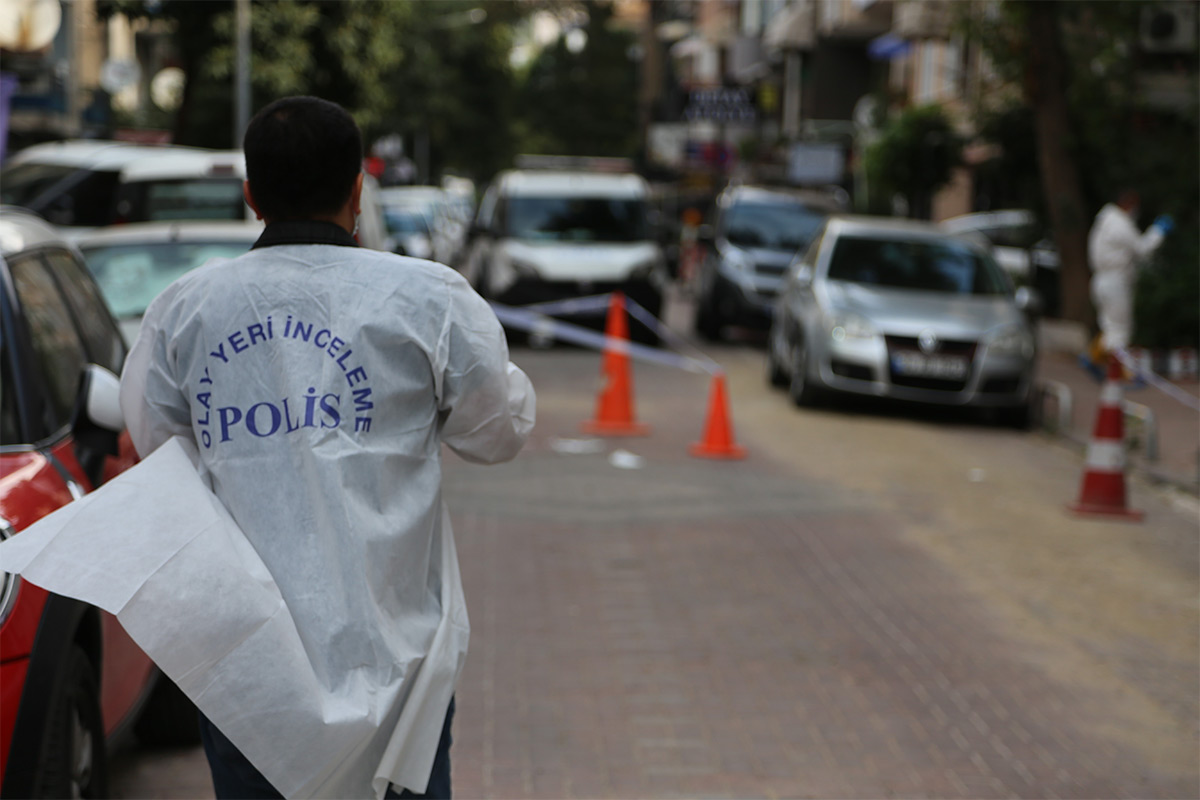 Ev arkadaşları arasında bıçaklı kavga! Birbirlerini yaraladılar