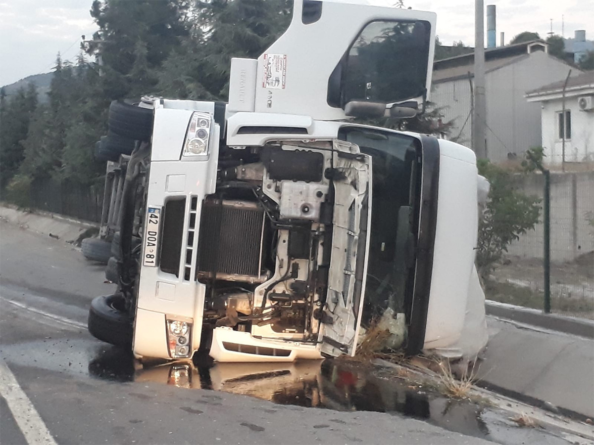 Konya'dan yola çıkan süt tozu yüklü tır devrildi
