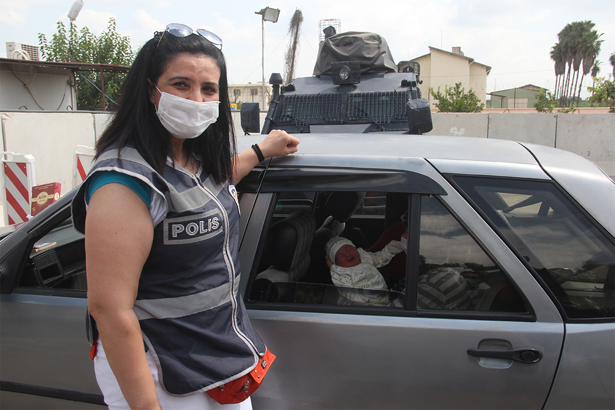 Hastaneye yetişemeyen hamileye uygulama noktasındaki kadın polis doğum yaptırdı