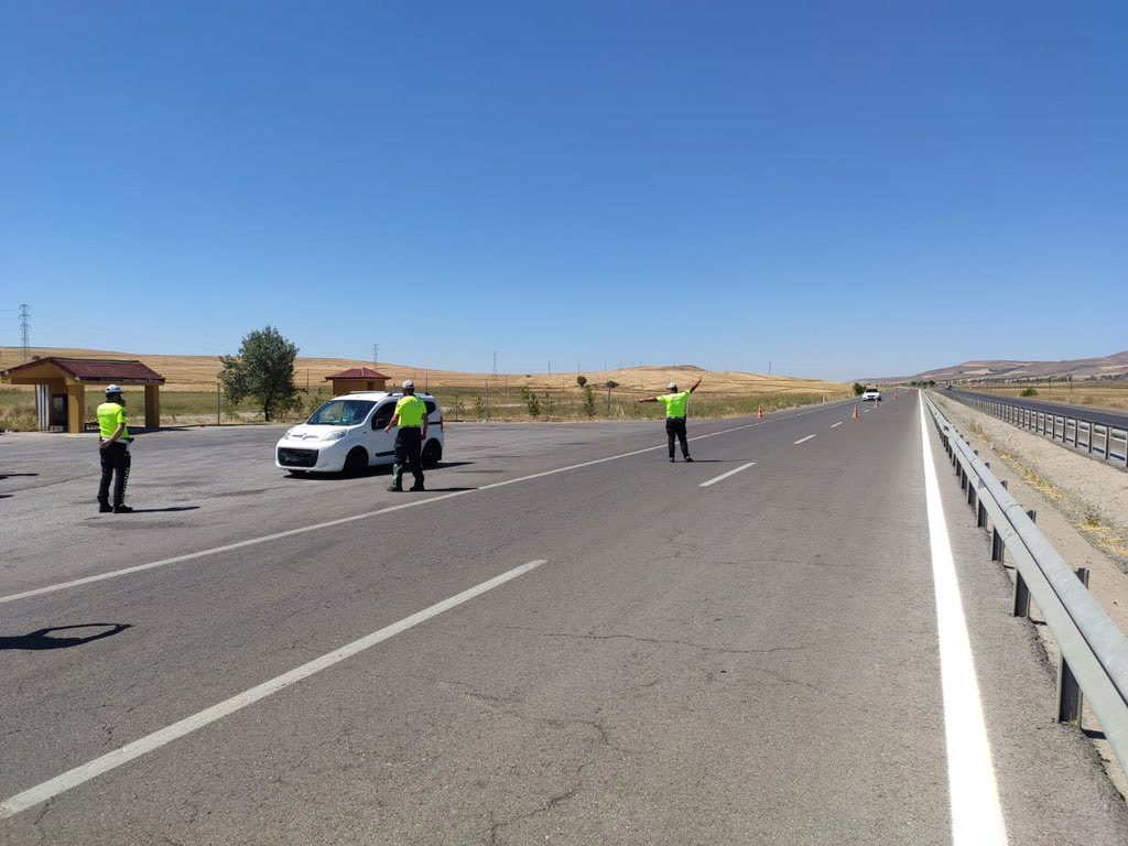 Bir günlük denetiminde 6 bin 640 kişinin emniyet kemeri kullanmadığı tespit edildi