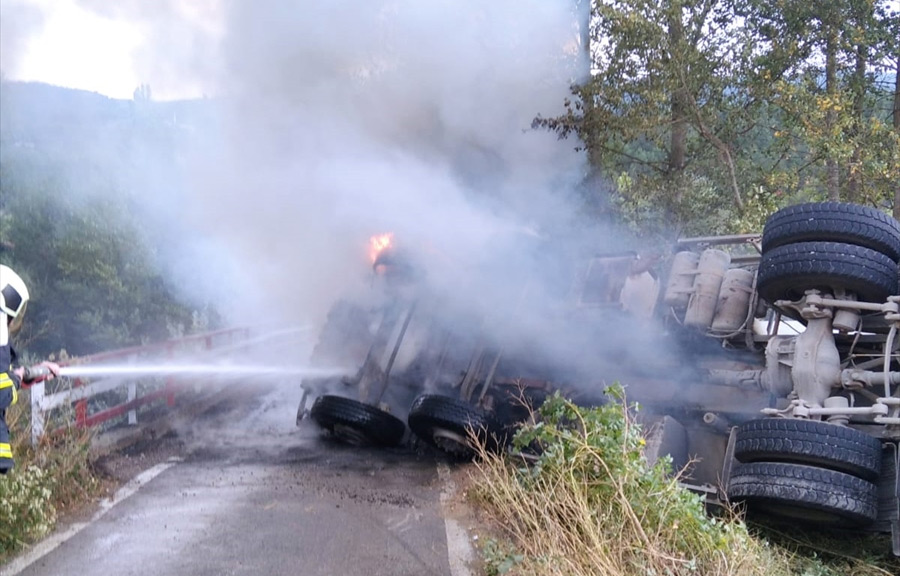 Devrilen beton mikseri yandı