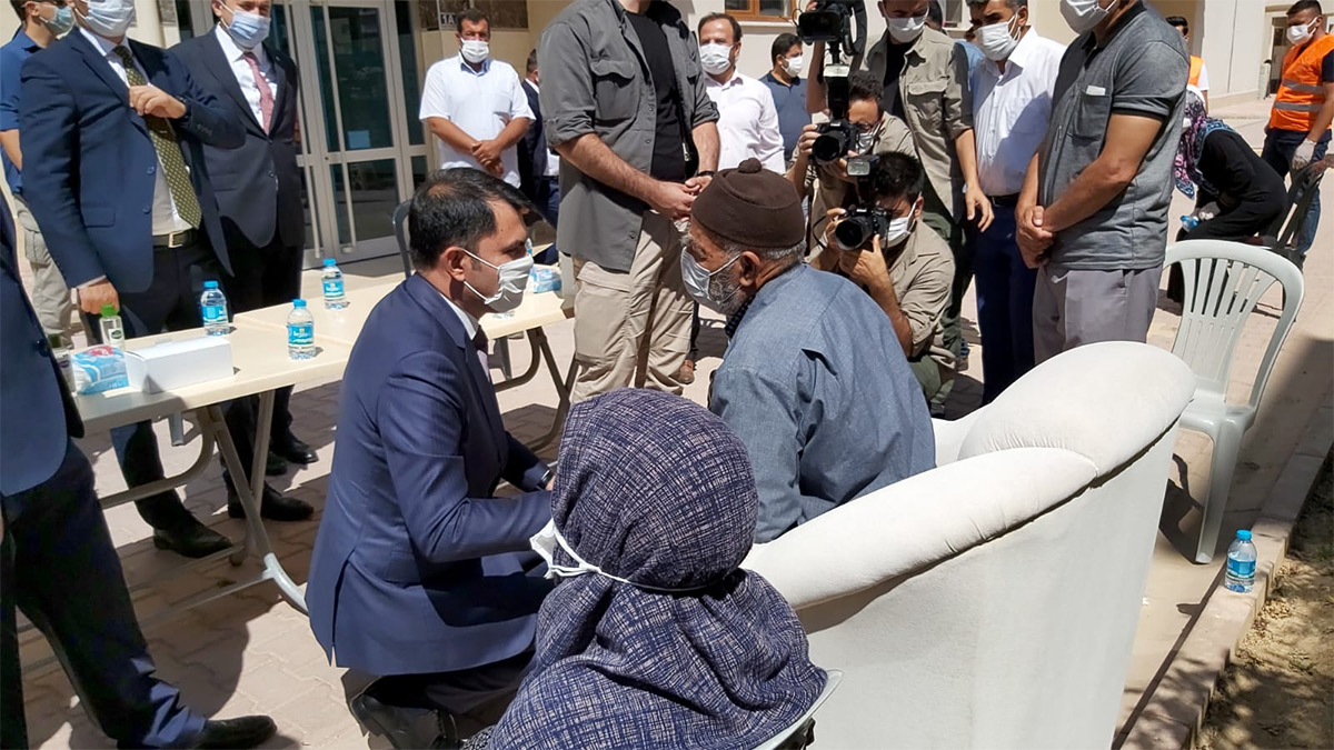 Bakan Kurum Konya'da! Koronavirüsten vefat eden Başkan Oflaz'ın ailesini ziyaret etti