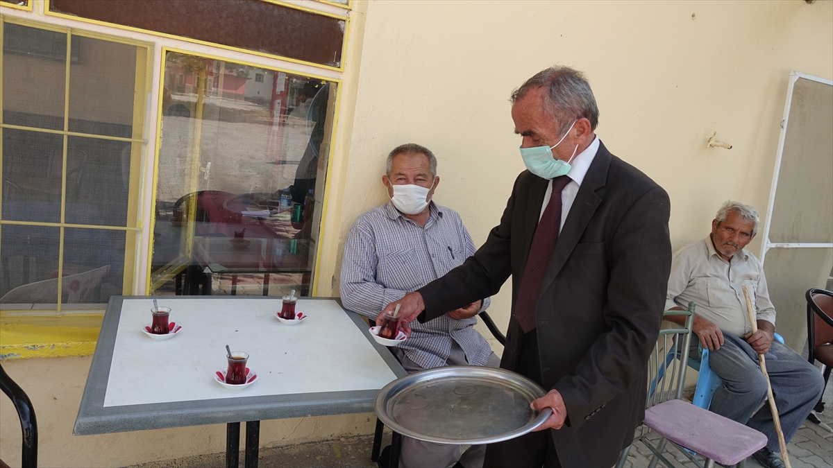 İşine gösterdiği saygıyla Konya'nın gündeminde! Müşterilerini takım elbiseyle karşılıyor