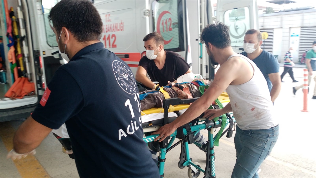 Çatıdan düşen 2 kardeş yaralandı