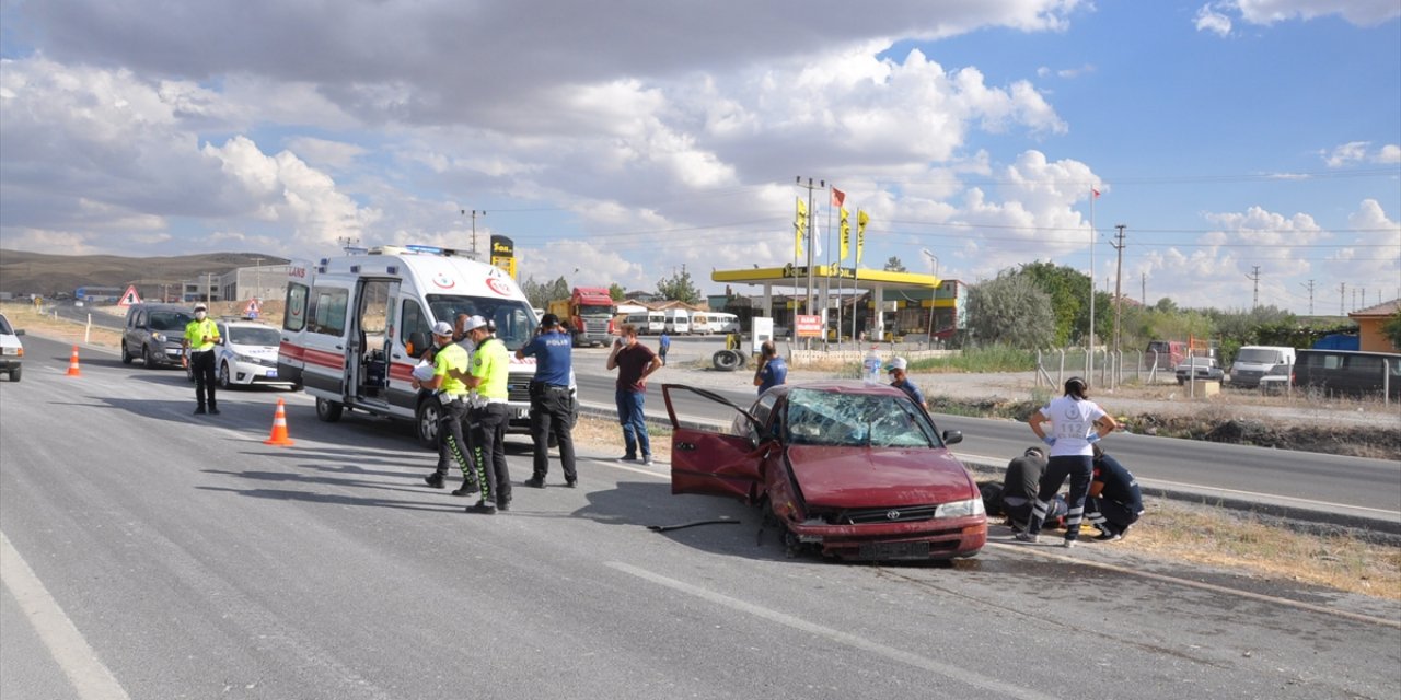 Refüje devrilen otomobildeki 1 kişi öldü, 1 kişi yaralandı