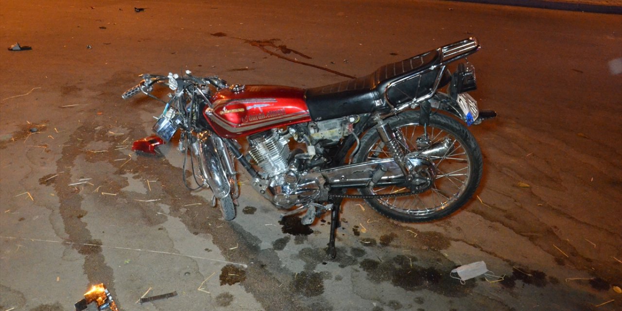 Kamyonetle çarpışan motosiklet sürücüsü ağır yaralandı