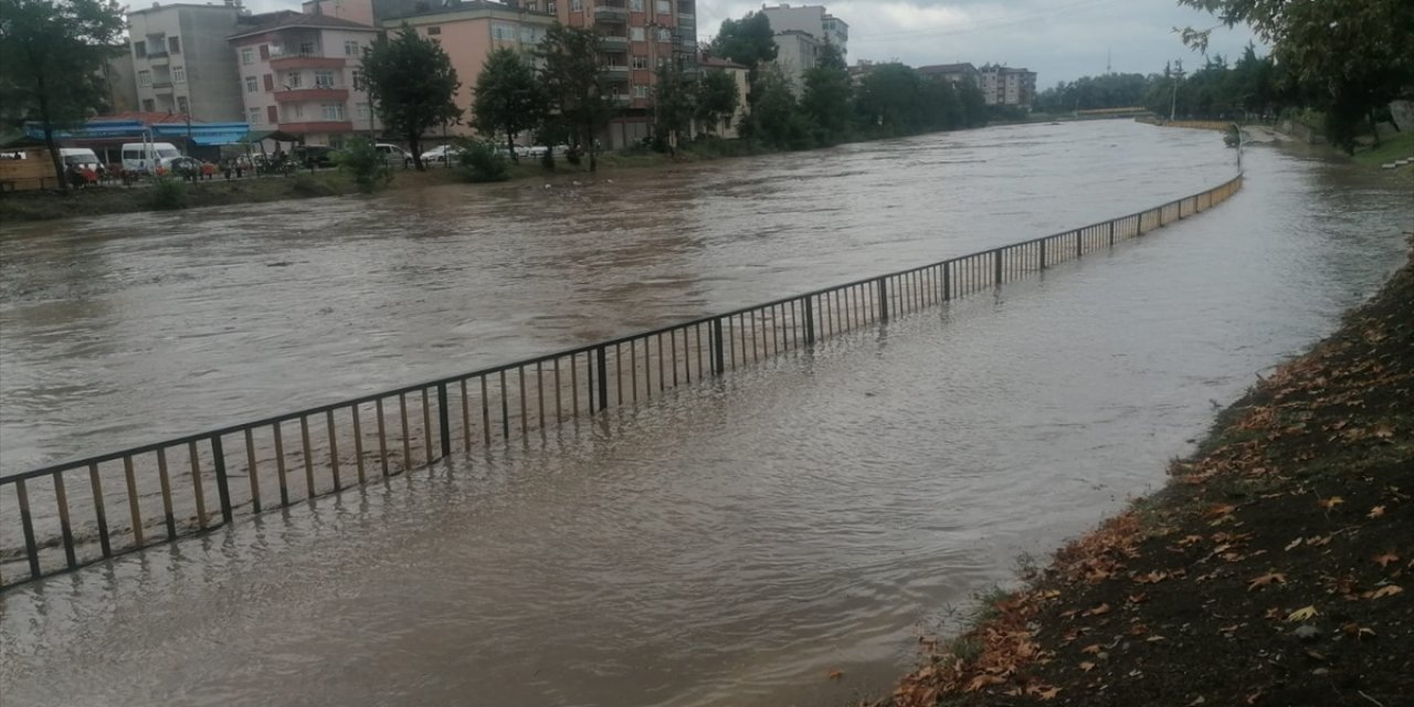 Şiddetli yağış su baskınlarına yol açtı