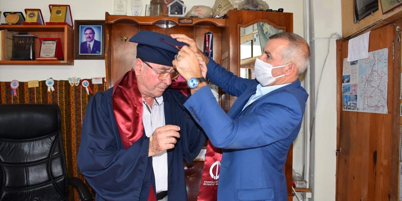 81 yaşında 4'üncü üniversite diplomasını aldı
