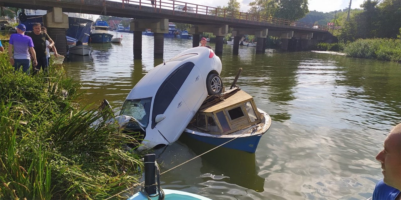Yoldan çıkan otomobil teknenin üzerine düştü