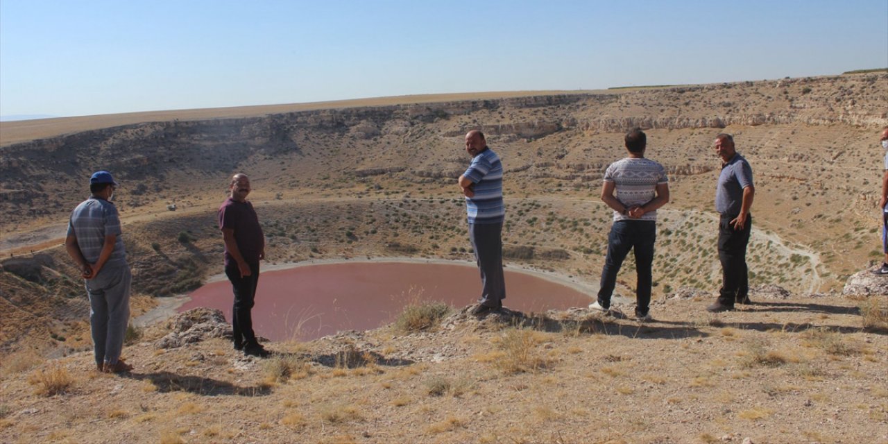 Konya'da pembeye dönüşen gölde ziyaretçi yoğunluğu