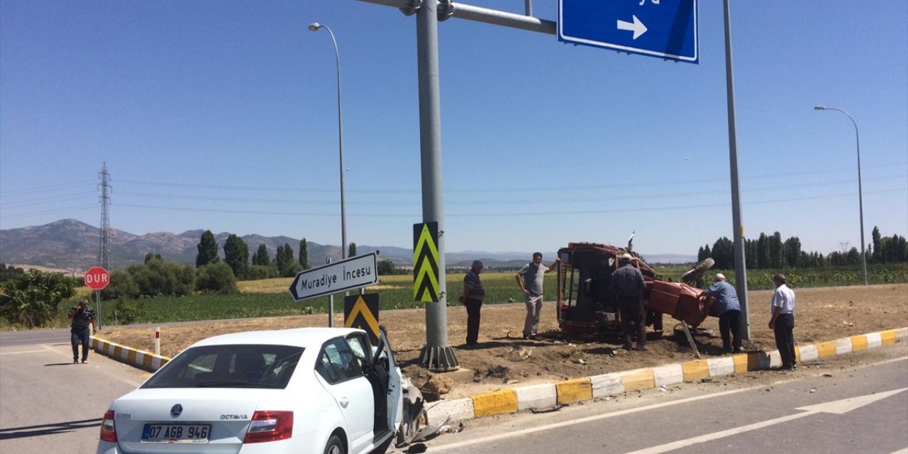 Konya'da ehliyetsiz traktör sürücüsü otomobille çarpıştı: 4 yaralı