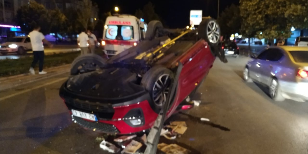Konya’da hafif ticari araçla çarpışan otomobil yol ortasına devrildi