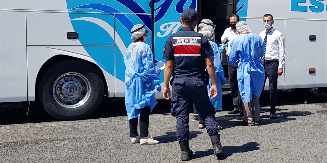 Karantina olması gerekiyordu, otobüste yakalandı