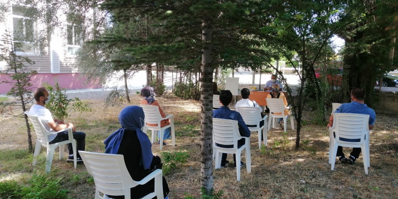 Konya’nın vaka sayısı hızla artan ilçesinde öğretmenler çalışmayı bahçelerde yapıyor